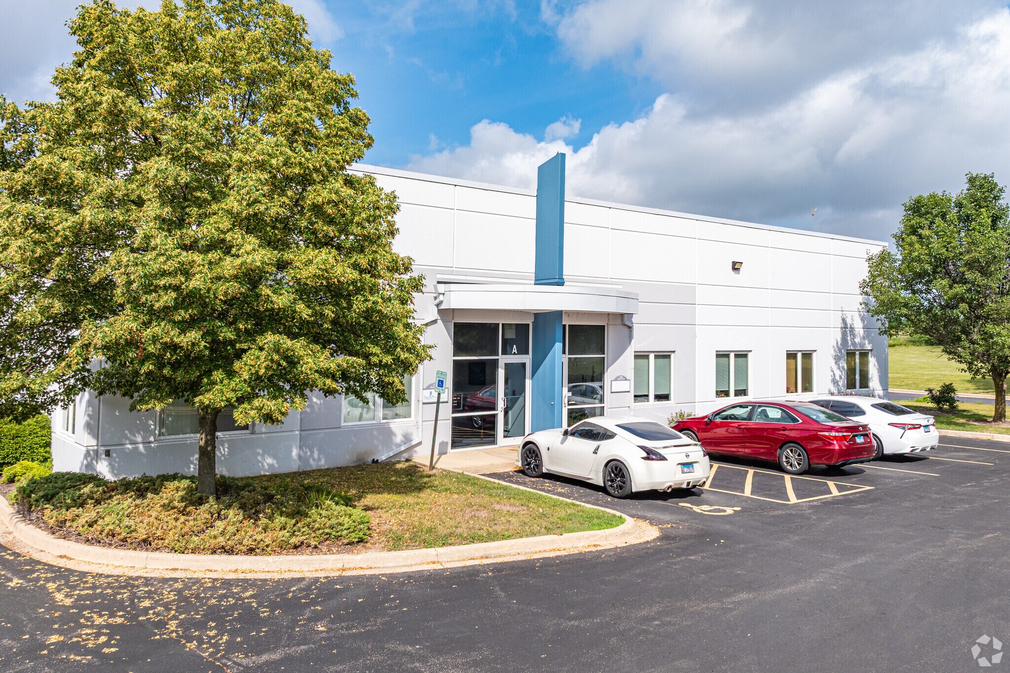720 N Heartland Dr, Sugar Grove, IL à louer Photo principale– Image 1 sur 20