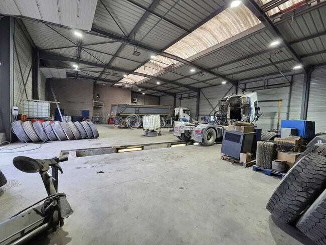 Plus de détails pour Local d’activités à vendre