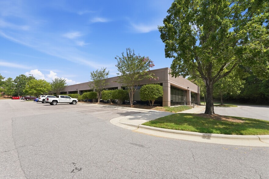 3300 Regency Pky, Cary, NC à louer - Photo de l’immeuble – Image 3 sur 13