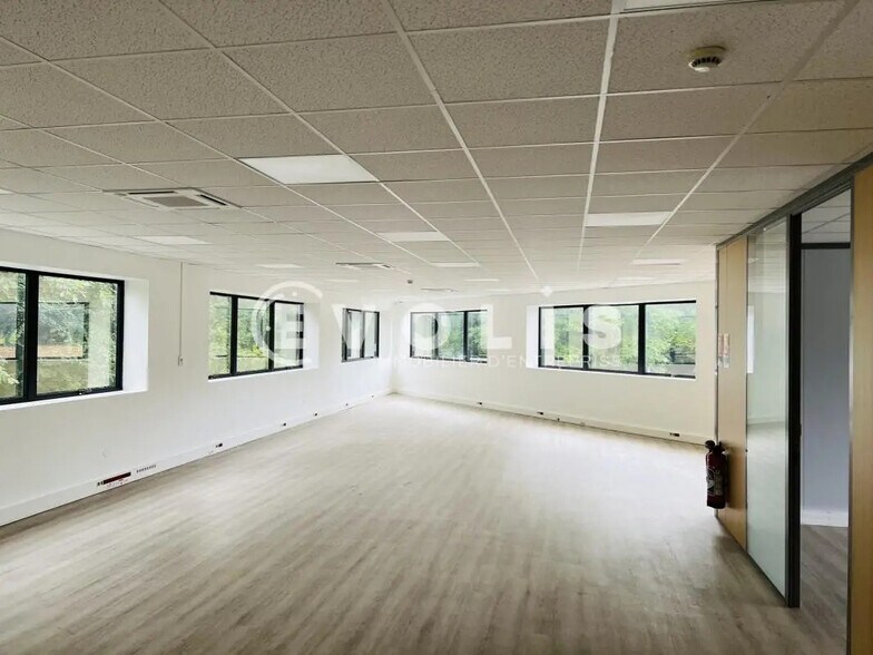 Bureau dans Champs-sur-Marne à louer - Photo de l’immeuble – Image 3 sur 9