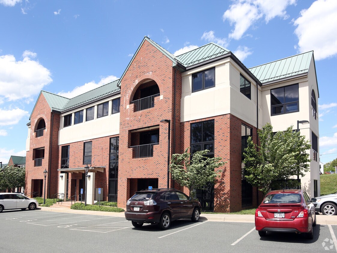 941 Glenwood Station Ln, Charlottesville, VA à louer Photo principale– Image 1 sur 3