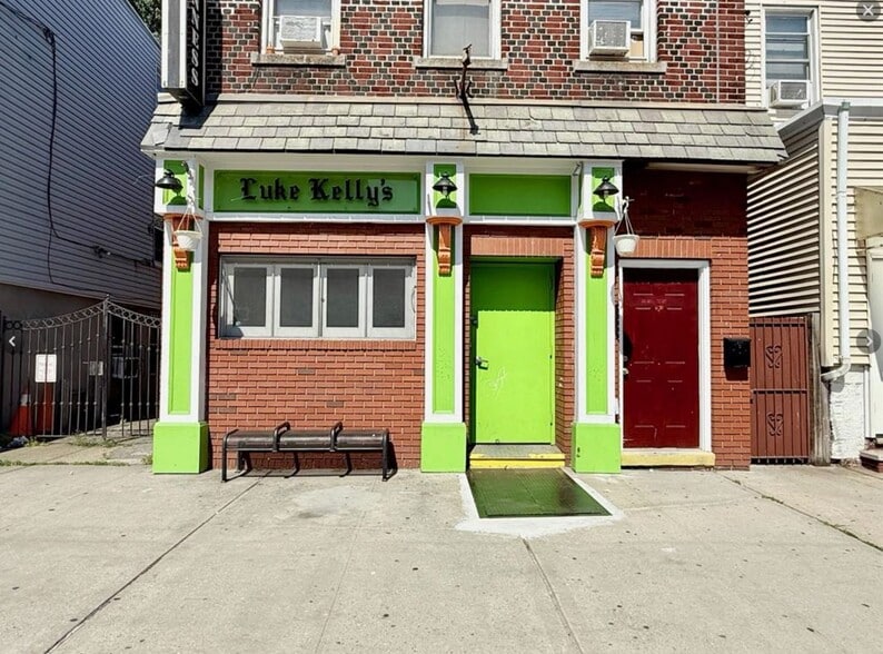 49-04 69th Street Woodside St, Woodside, NY à vendre - Photo principale – Image 2 sur 18