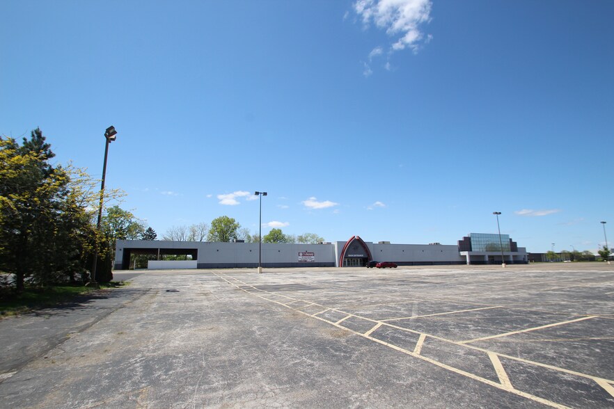 1700-1730 Brittain Rd, Akron, OH à louer - Photo de l’immeuble – Image 3 sur 10