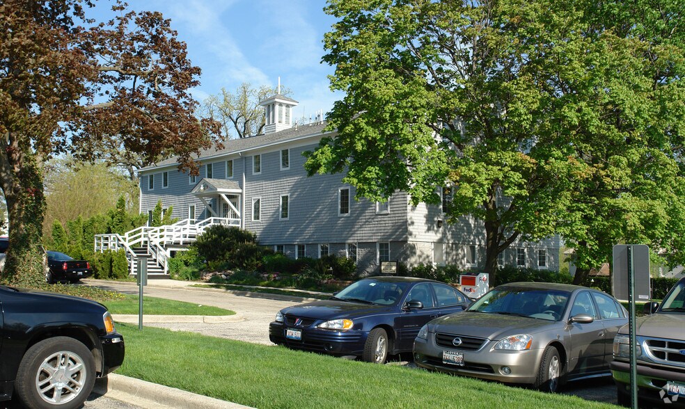 475 River Bend Rd, Naperville, IL à louer - Photo de l’immeuble – Image 3 sur 10