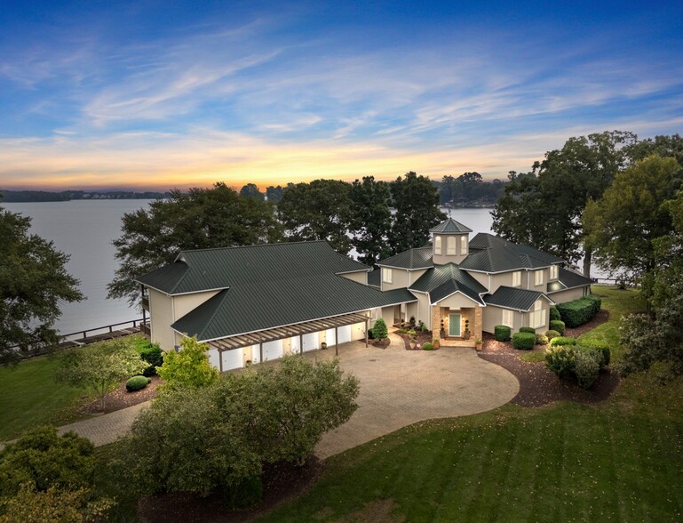 1890 Yacht Club Dr, Denver, NC à vendre - Photo principale – Image 1 sur 3