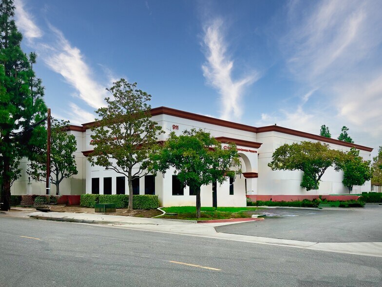 911 Poinsettia St, Santa Ana, CA à vendre - Photo de l’immeuble – Image 2 sur 7