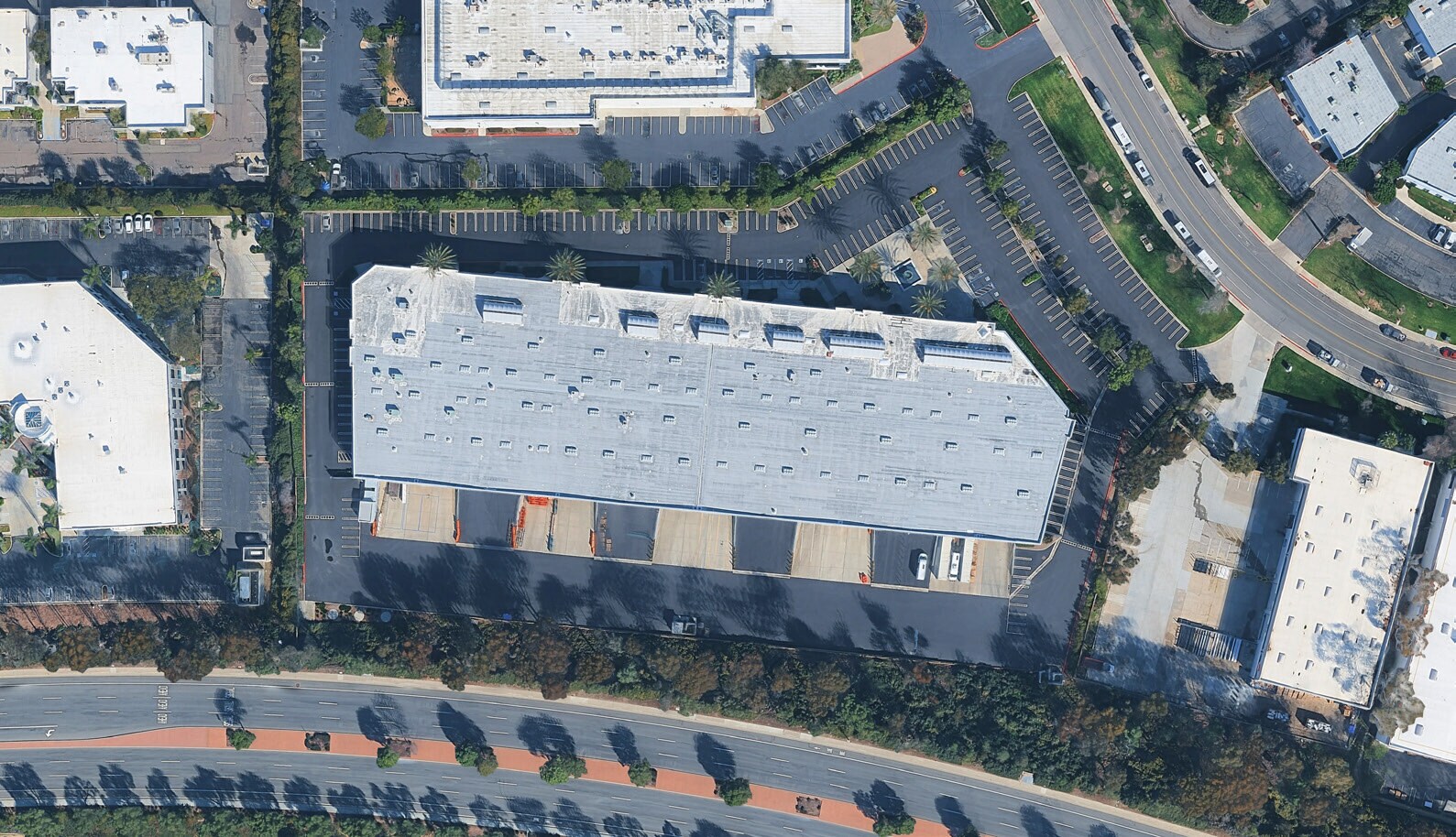 2777 Loker Ave W, Carlsbad, CA à louer Photo de l’immeuble– Image 1 sur 2