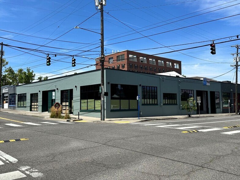 633 SE Clay St, Portland, OR à louer - Photo de l’immeuble – Image 2 sur 14