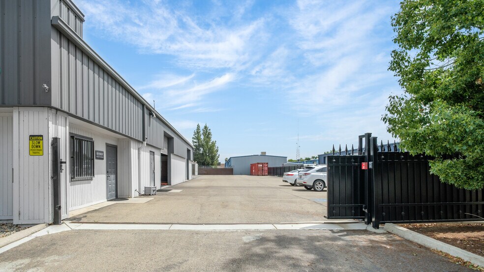 5470 E Lamona Ave, Fresno, CA à vendre - Photo de l’immeuble – Image 2 sur 16