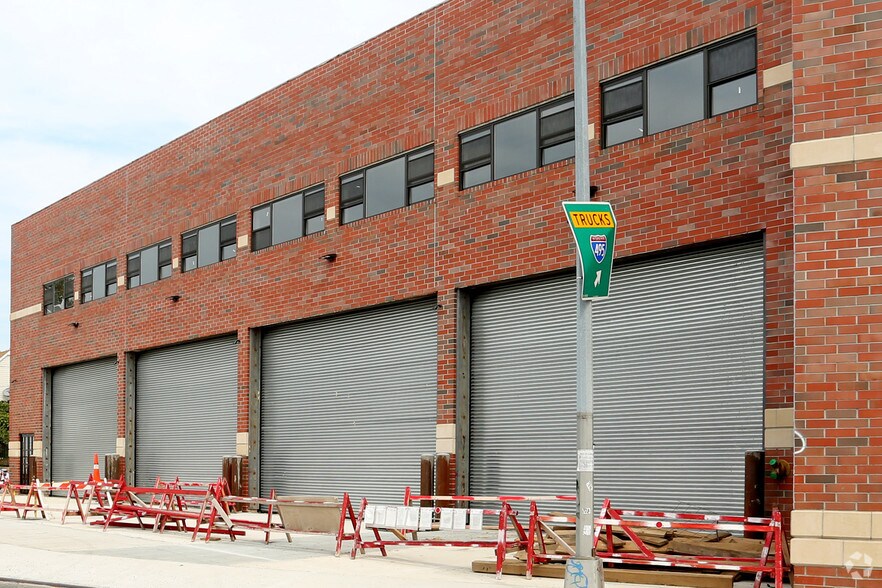 57-45 Rust St, Maspeth, NY à vendre - Photo de l’immeuble – Image 3 sur 5
