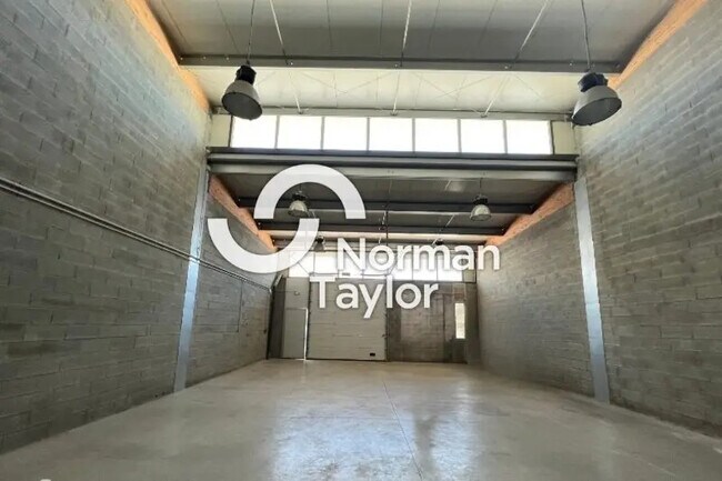 Plus de détails pour Local d'activités à louer