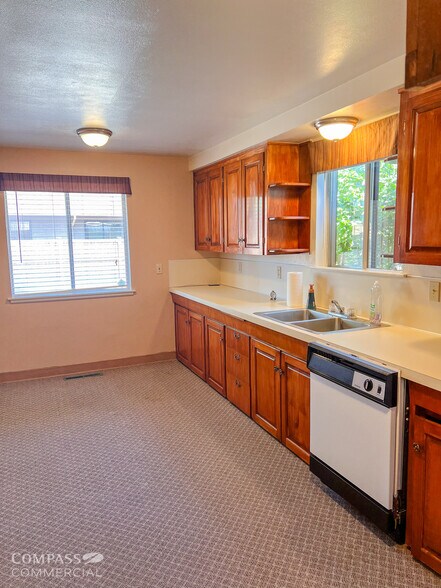 16455 William Foss Rd, La Pine, OR à louer - Photo de l’immeuble – Image 3 sur 17