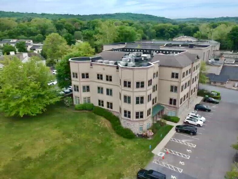 464 Heritage Rd, Southbury, CT à louer - Photo de l’immeuble – Image 1 sur 14