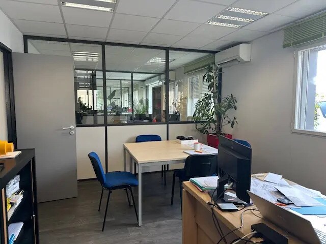 Local d’activités dans Velaux à louer - Photo de l’immeuble – Image 3 sur 9