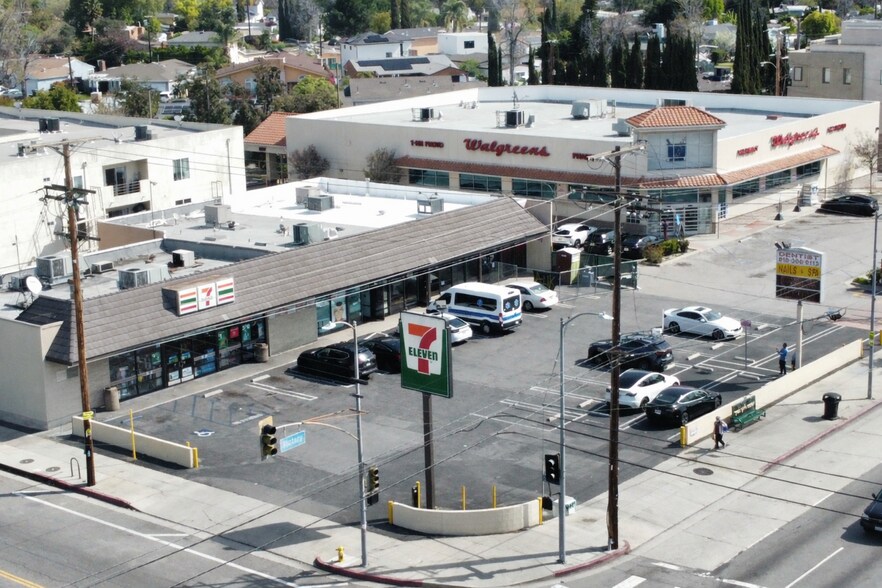 13245-13253 Victory Blvd, Van Nuys, CA à louer - Photo principale – Image 1 sur 5