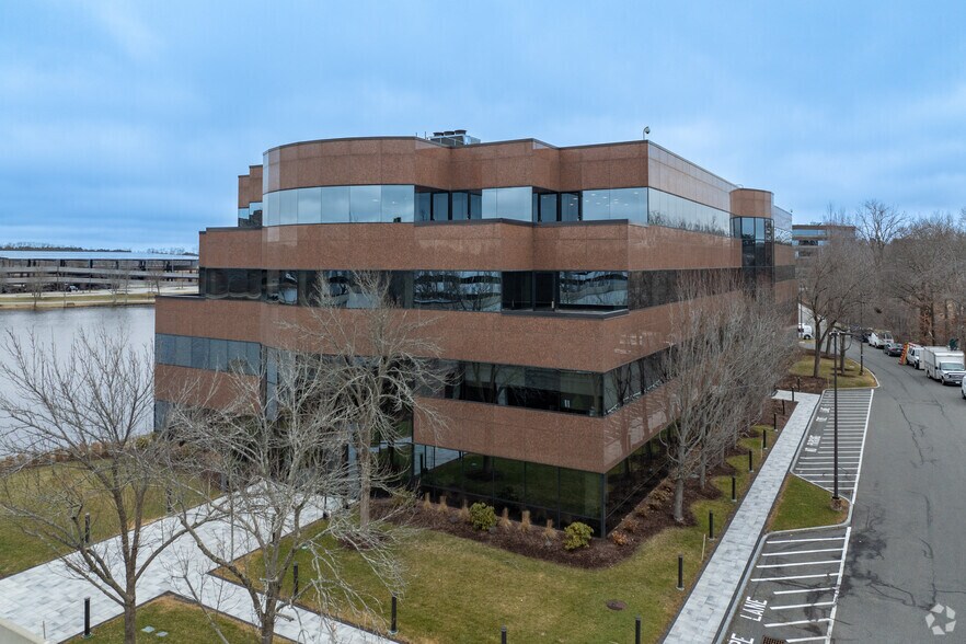 301 Edgewater Dr, Wakefield, MA à louer - Photo de l’immeuble – Image 2 sur 4
