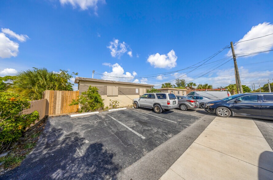 223 SW 5th Ct, Deerfield Beach, FL à vendre - Photo de l’immeuble – Image 2 sur 28