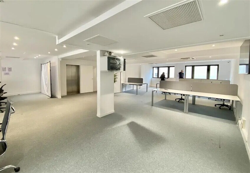 Bureau dans Neuilly-sur-Seine à louer - Photo de l’immeuble – Image 3 sur 7