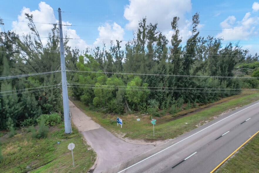 830 Ridge Rd, Cape Coral, FL à vendre - Photo de l’immeuble – Image 3 sur 10