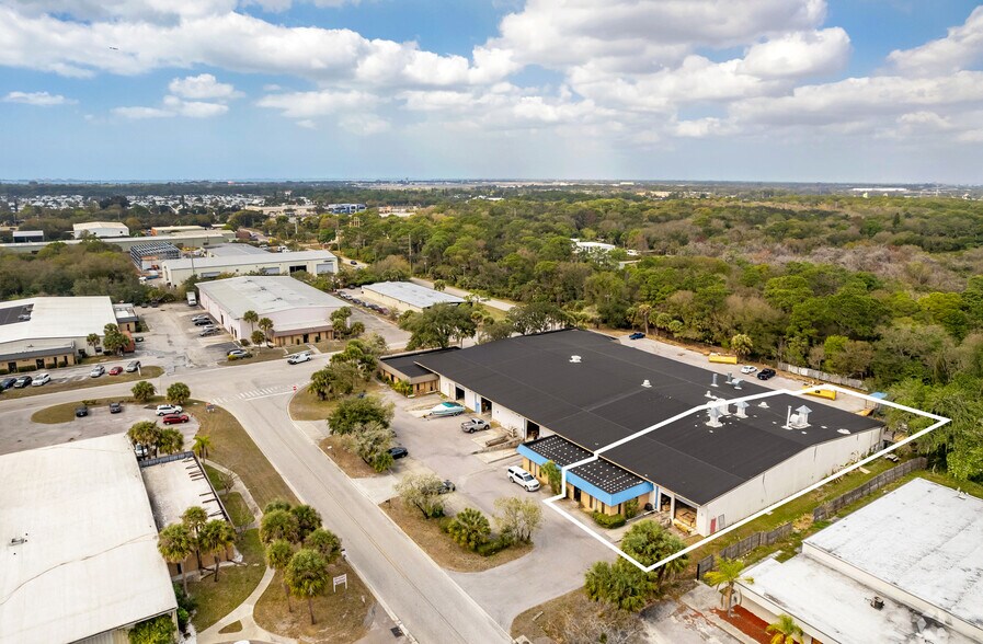 2205 Industrial Blvd, Sarasota, FL à louer - Photo de l’immeuble – Image 1 sur 17