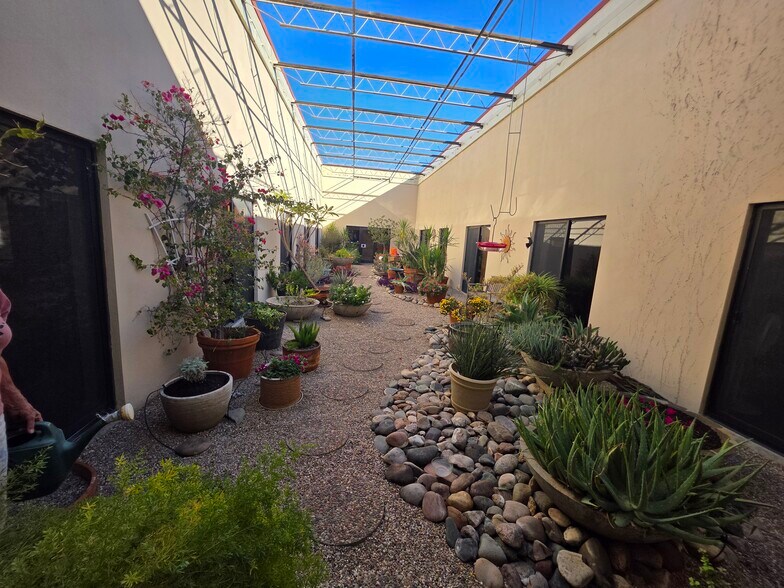 8467 E Broadway Blvd, Tucson, AZ à vendre - Photo de l’immeuble – Image 3 sur 9