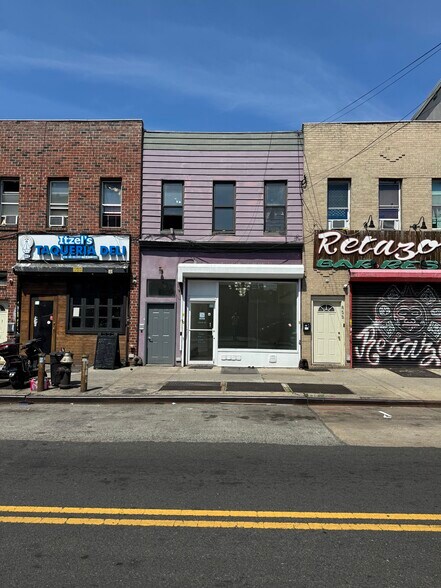 855 Wyckoff Ave, Ridgewood, NY à vendre - Photo de l’immeuble – Image 2 sur 2