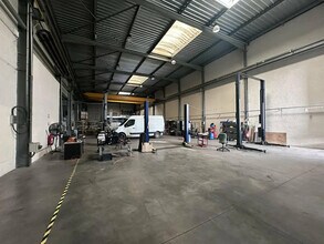 Local d'activités dans Fontaine à vendre Photo intérieure– Image 1 sur 6