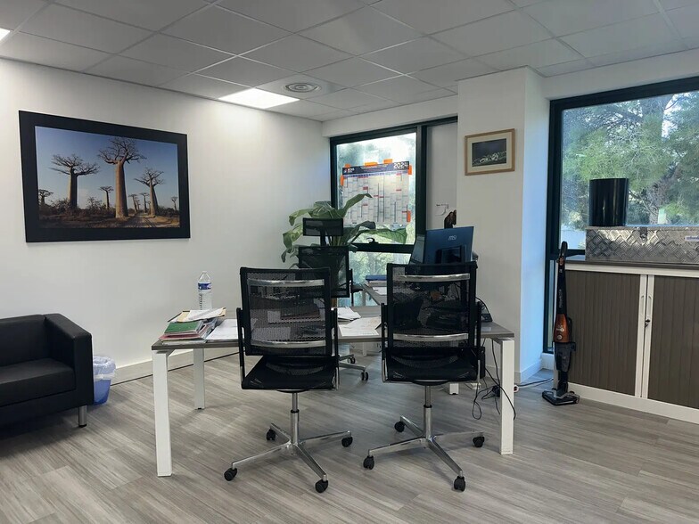 Bureau dans La Ciotat à louer - Photo de l’immeuble – Image 2 sur 5