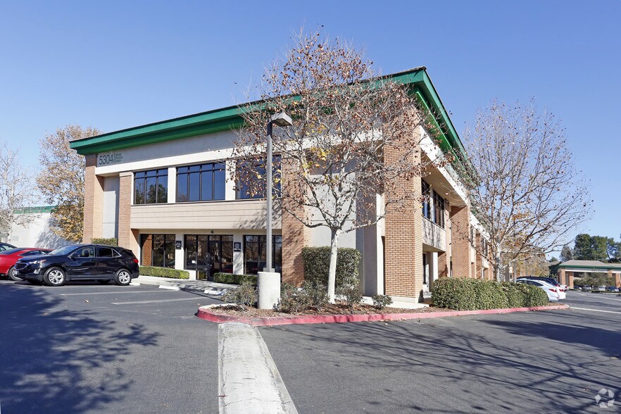 5304 Derry Ave, Agoura Hills, CA à louer - Photo de l’immeuble – Image 3 sur 4