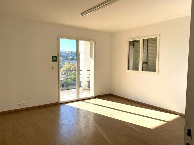 Bureau dans Grasse à louer - Photo de l’immeuble – Image 2 sur 4