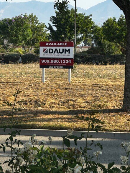 E Brier Dr., San Bernardino, CA à vendre - Photo de l’immeuble – Image 3 sur 3