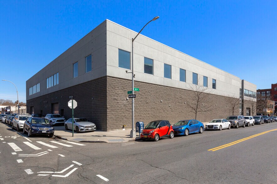 22-11 38th Ave, Long Island City, NY à louer - Photo de l’immeuble – Image 3 sur 7