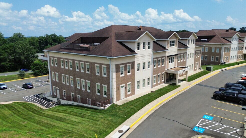 18300 Quantico Gateway Dr, Triangle, VA à louer - Photo de l’immeuble – Image 2 sur 22