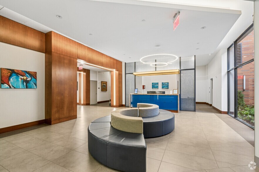 42 Broad St W, Mount Vernon, NY à louer - Hall d’entrée – Image 2 sur 60