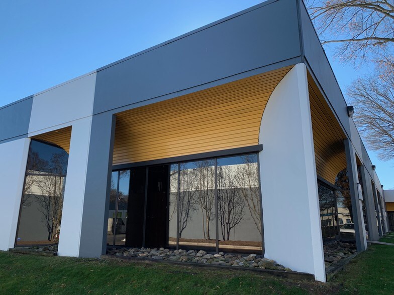 4201 Stuart Andrew Blvd, Charlotte, NC à louer - Photo de l’immeuble – Image 3 sur 5