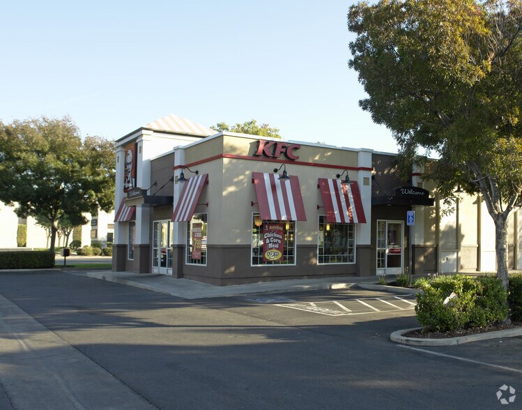 4175 W Shaw Ave, Fresno, CA à louer - Photo de l’immeuble – Image 2 sur 3