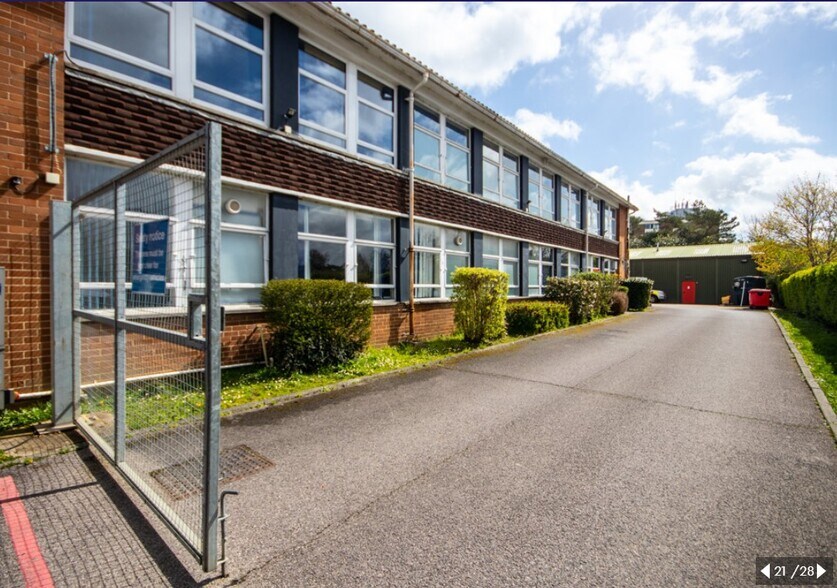 Povey Cross Rd, Horley à vendre - Photo de l’immeuble – Image 2 sur 20