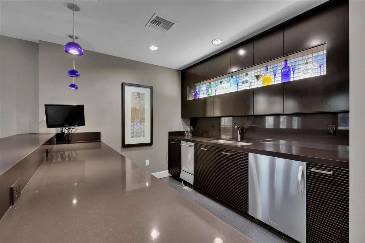 300 E 4th St, Long Beach, CA 90802 - Lot 103 - - Photo intérieure - Image 1 of 67