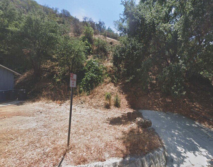 660 Country Club Drive, Burbank, CA à vendre - Photo de l’immeuble – Image 2 sur 4