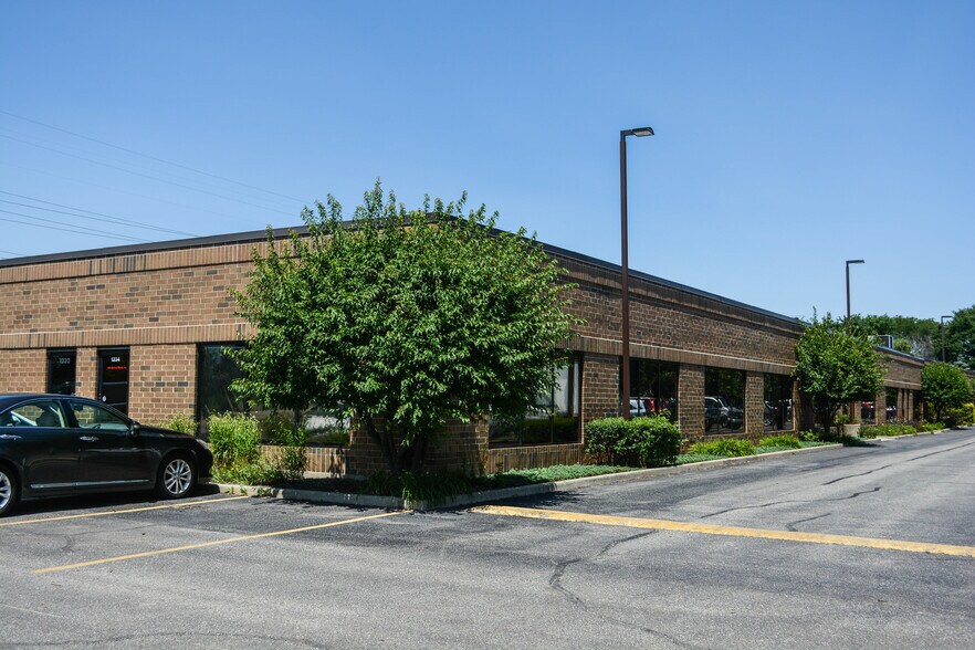1200-1228 Allanson Rd, Mundelein, IL à vendre - Photo de l’immeuble – Image 3 sur 12