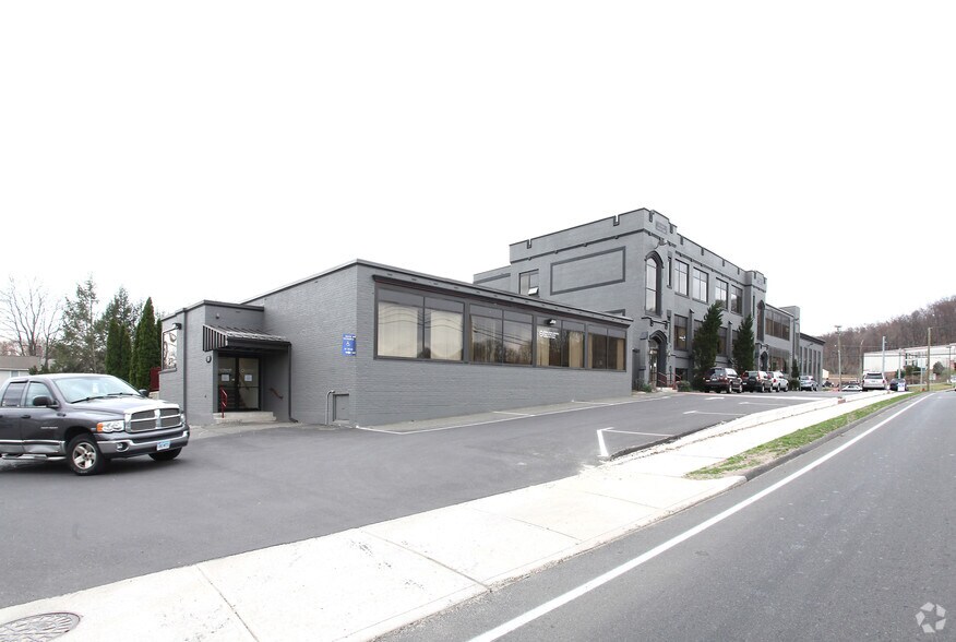 22 Pine St, Bristol, CT à louer - Photo principale – Image 1 sur 8