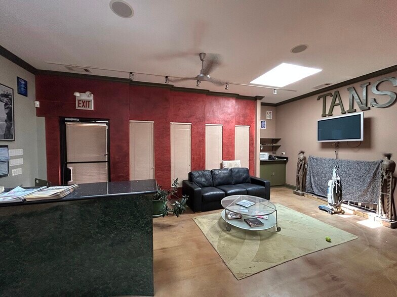 4591 N Elston Ave, Chicago, IL à vendre - Photo de l’immeuble – Image 3 sur 8