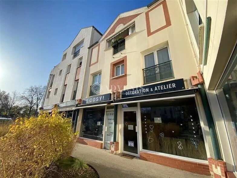 Local commercial dans Voisins-le-Bretonneux à louer - Photo de l’immeuble – Image 1 sur 6