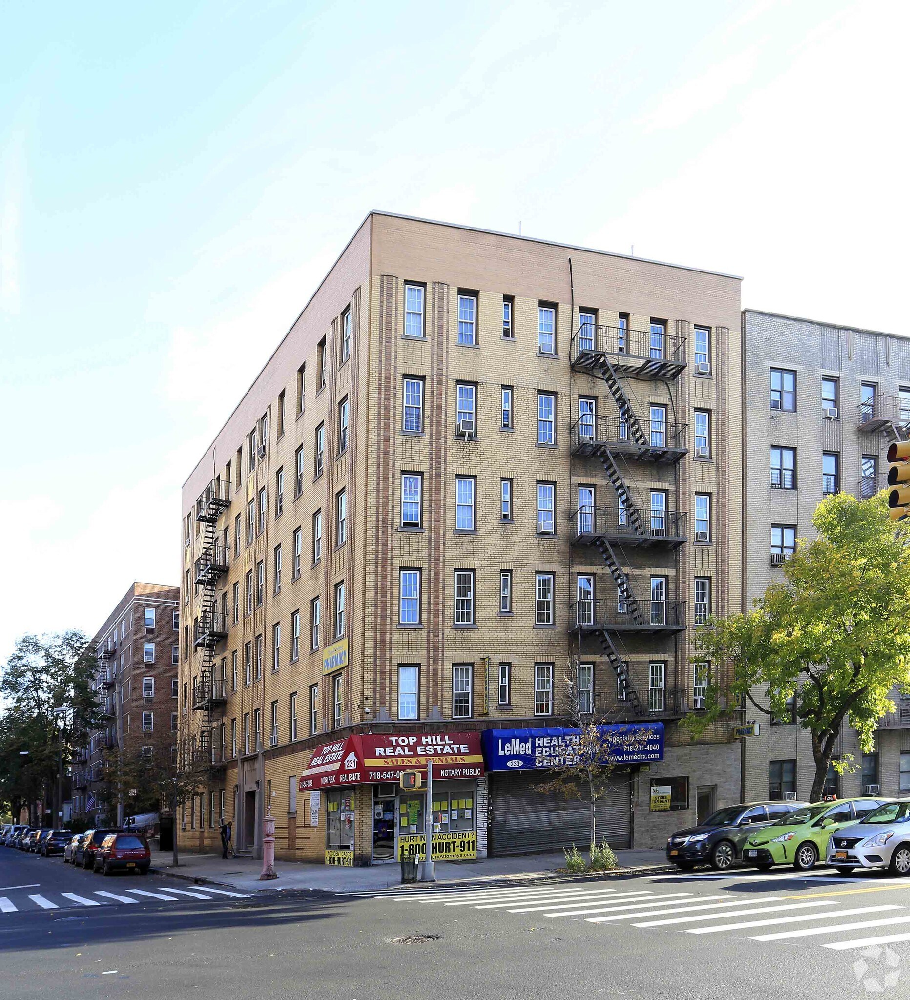231-237 E Gun Hill Rd, Bronx, NY à louer Photo principale– Image 1 sur 4