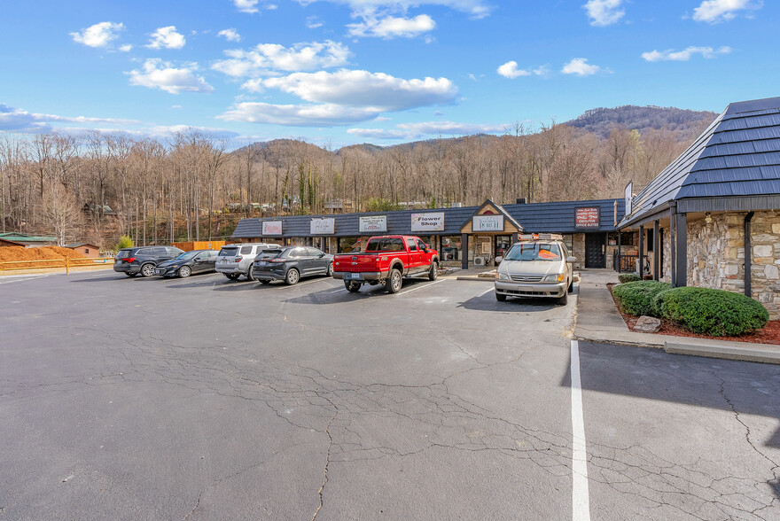 2487 Soco Rd, Maggie Valley, NC à louer - Photo de l’immeuble – Image 3 sur 6
