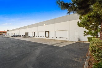 2100 E Valencia Dr, Fullerton, CA à louer Photo de l’immeuble– Image 2 sur 5