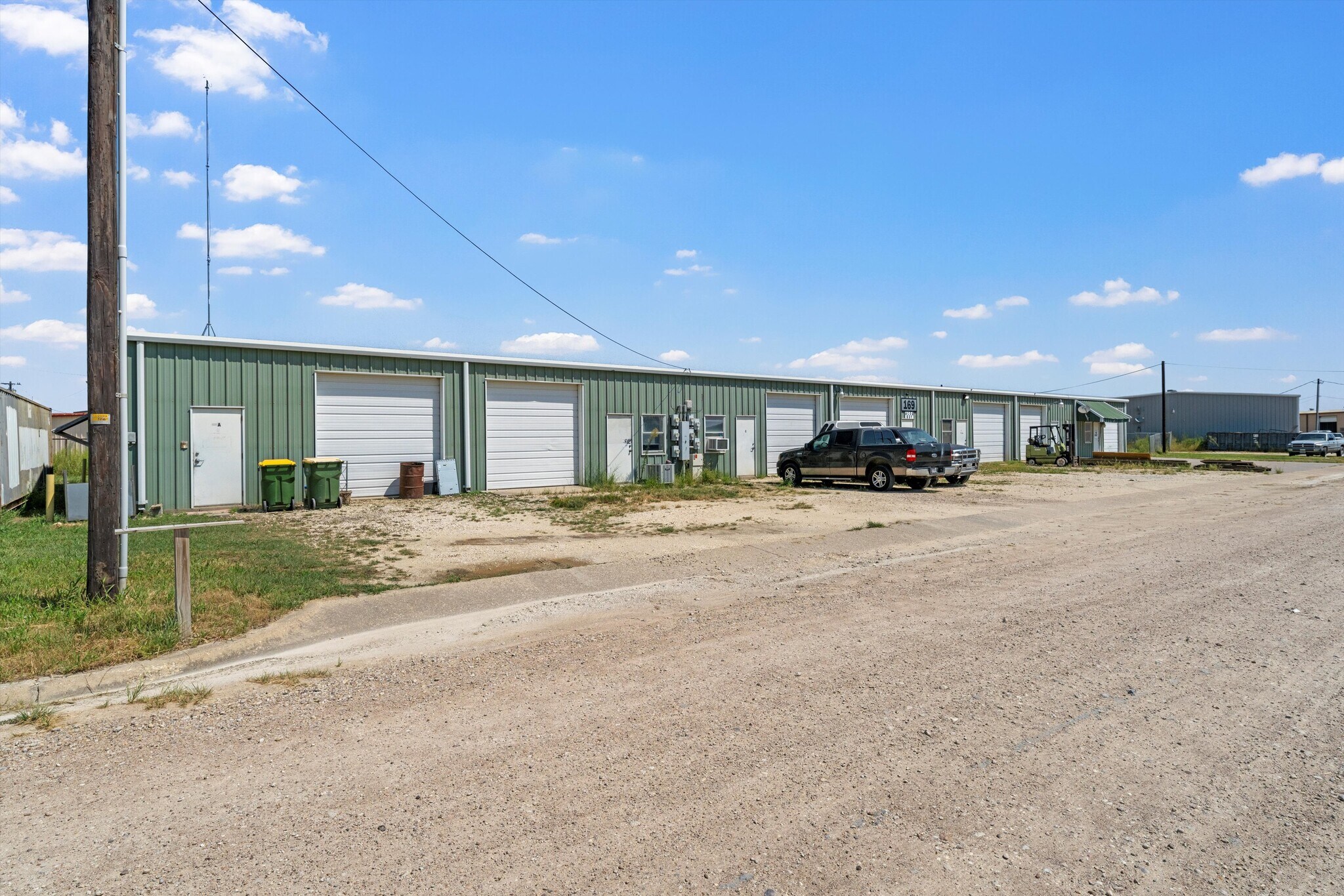 169 S McLennan Loop, Elm Mott, TX à louer Photo principale– Image 1 sur 3