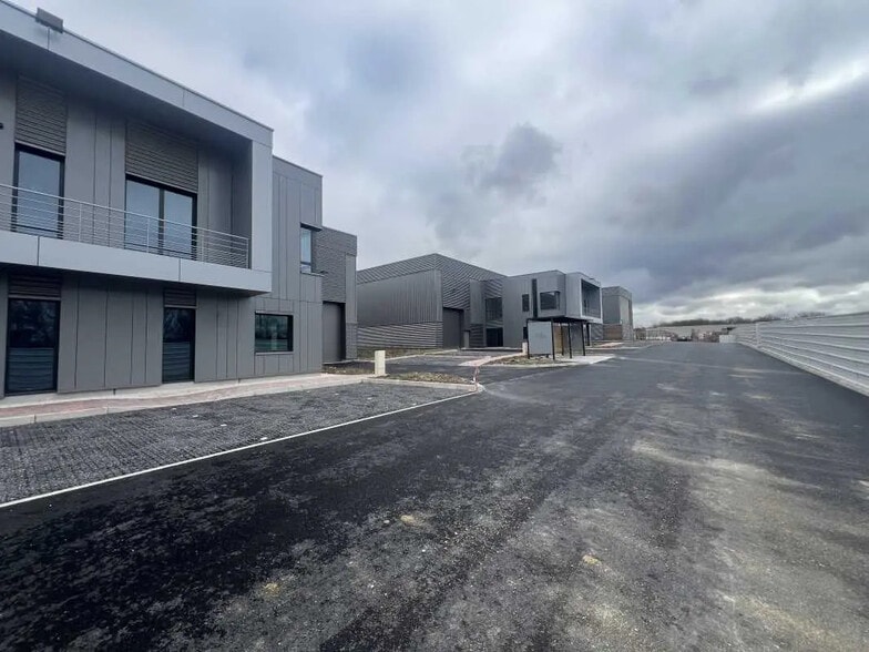 Rue Du Poteau, Courtry à louer - Photo de l’immeuble – Image 2 sur 7