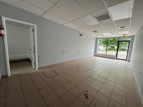 80-82 Carleton Ave, East Islip, NY à louer Photo de l’immeuble– Image 1 sur 4