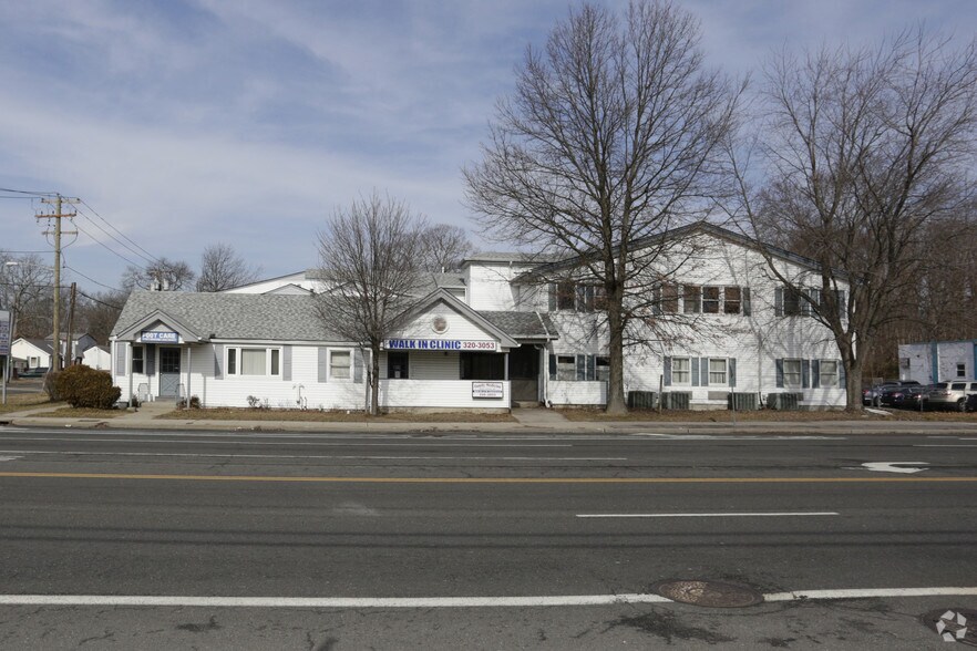 1305 Middle Country Rd, Selden, NY à louer - Photo principale – Image 1 sur 9